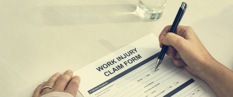 יד ממלאת טופס תאונת עבודה