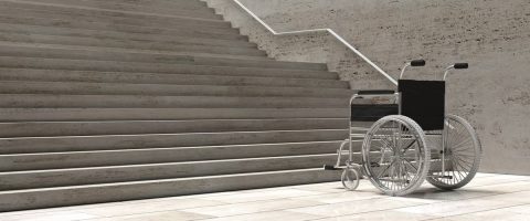 כסא גלגלים מתחת למדרגות