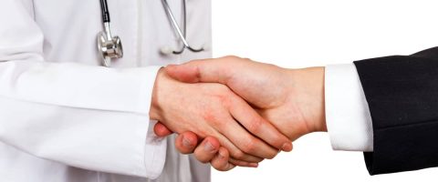 עורך דין לוחץ יד לרופא