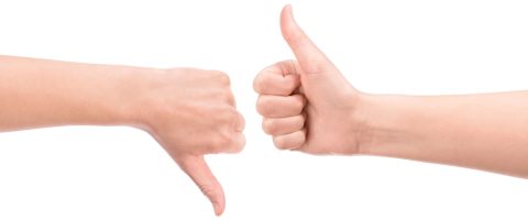 יד ימנית מצביעה עם בוהן כלפי מעלה ושמאלית עם בוהן כלפי מטה