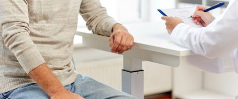 רופא מראיין מטופל