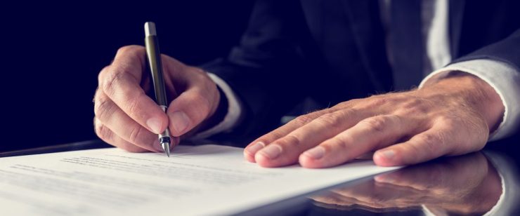 עורך דין כותב חוזה