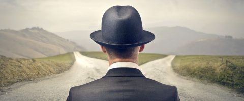 אילוסטרציה של אדם עומד לפני שני שבילים