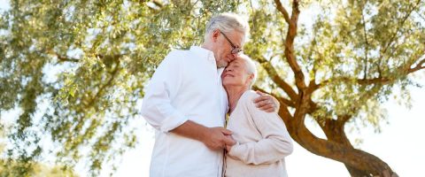 זוג מבוגר מחובק בטבע