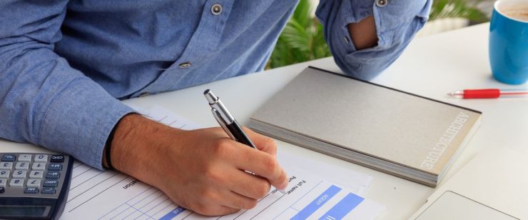 יד גברית ממלאת טופס תאונת עבודה