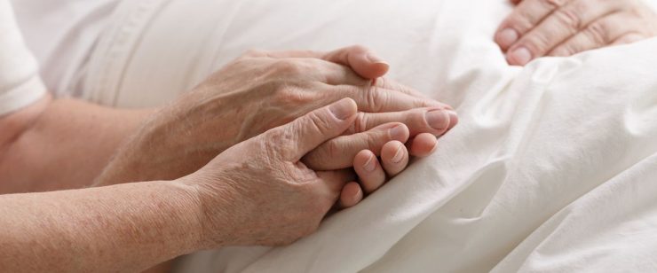 יד של אישה מבוגרת אוחזת ביד של איש מבוגר