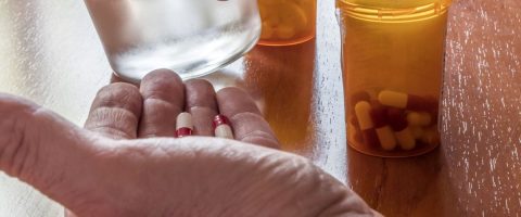 יד אוחזת בכדור וכוס מים