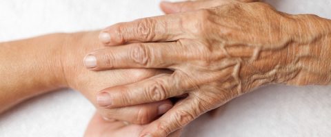 ידיים תומכות בידי אדם זקן