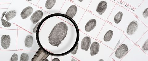 זכוכית מגדלת מעל טביעת אצבע