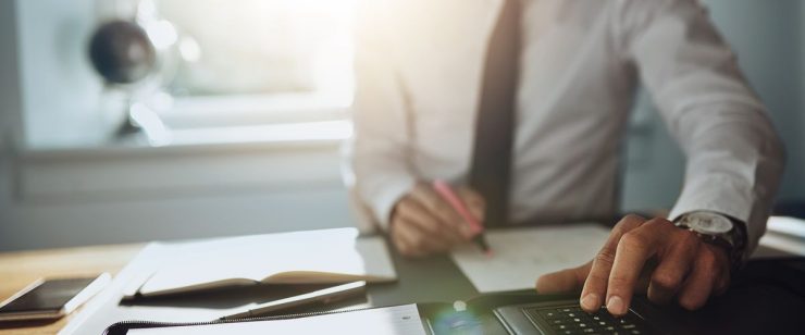 עורך דין ממלא טפסים