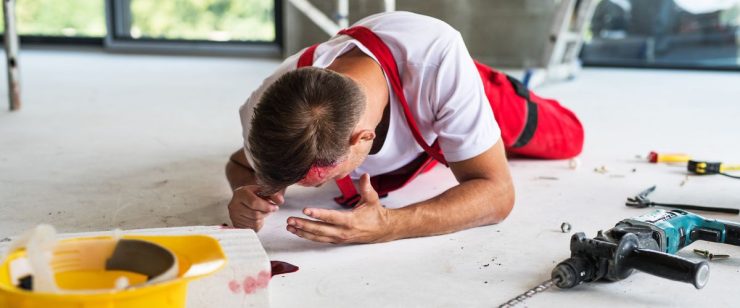 עובד רכון על הרצפה כשפניו מכוסות בדם