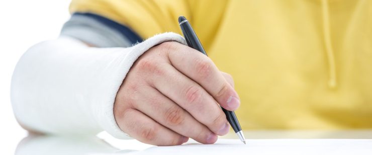 אדם כותב עם יד מגובסת