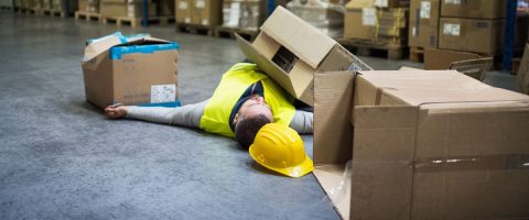 עובד שרוע על הרצפה לאחר תאונת עבודה