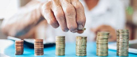 יד של אישה מבוגרת מסדרת מטבעות