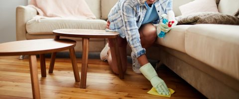 עקרת בית מנקה את הרצפה עם מטלית