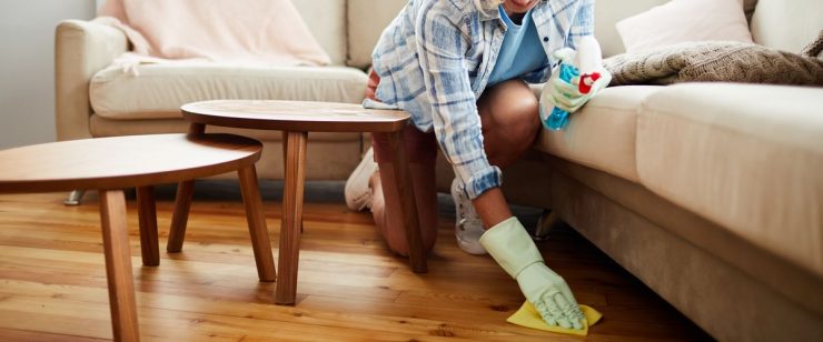 עקרת בית מנקה את הרצפה עם מטלית