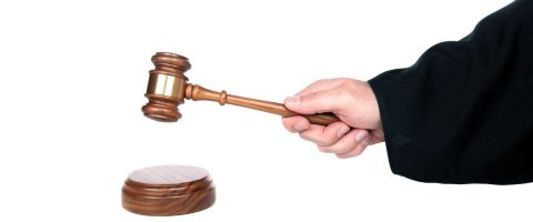 יד של שופט מכה בפטיש בית משפט