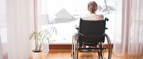 אישה יושבת על כיסא גלגלים