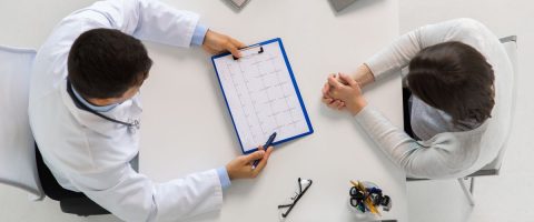 חולה משוחח עם רופא בקליניקה