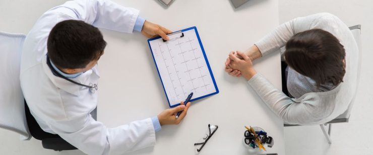 חולה משוחח עם רופא בקליניקה