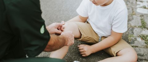 אדם חובש רגל של ילד