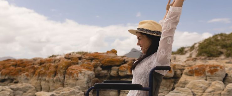 אישה על כיסא גלגלים מאושרת בחו