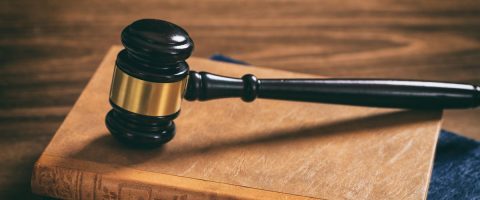 פטיש ביתמשפט מונח מעל ספר