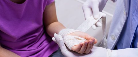 רופא חובש יד של ילדה