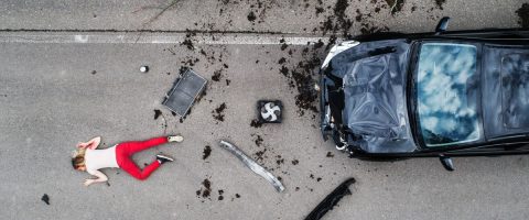 אישה שוכבת על האספלט לאחר תאונת דרכים